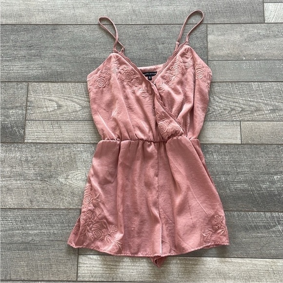 Kendall & Kylie Size Small Blush Pink Embroidered Lace Romper - Picture 6 of 8